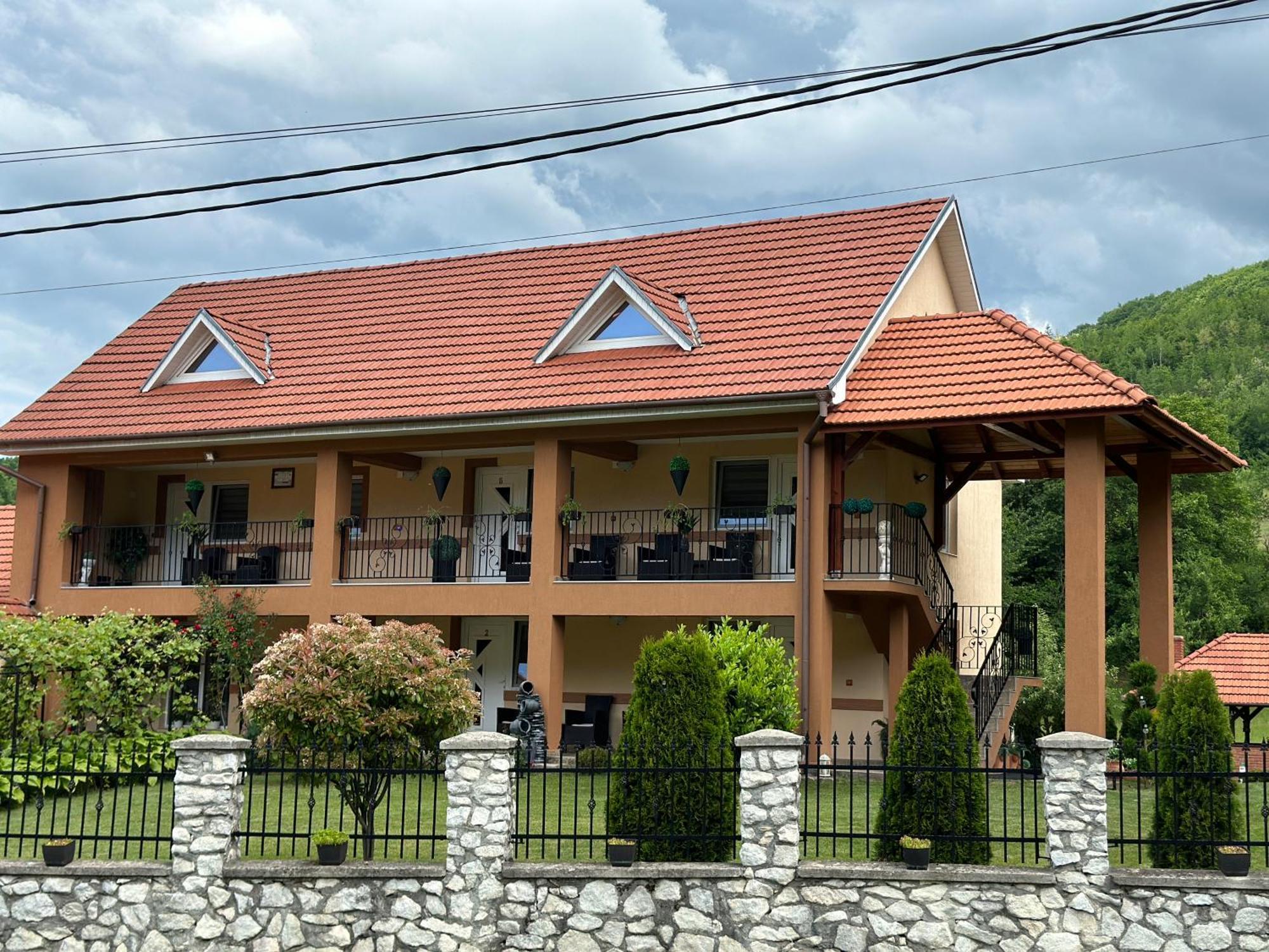 Casa Antonia Hotel Chiscau Exterior photo